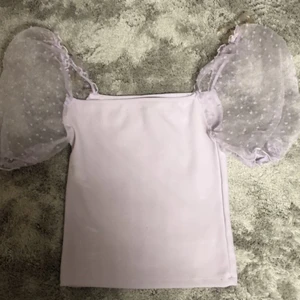 💜 - Väldigt gullig topp i storlek S, den är i bra stick men den har några vita fläckar som knappt syns. Säljer den då för den knappt kommer till användning ❤️ 