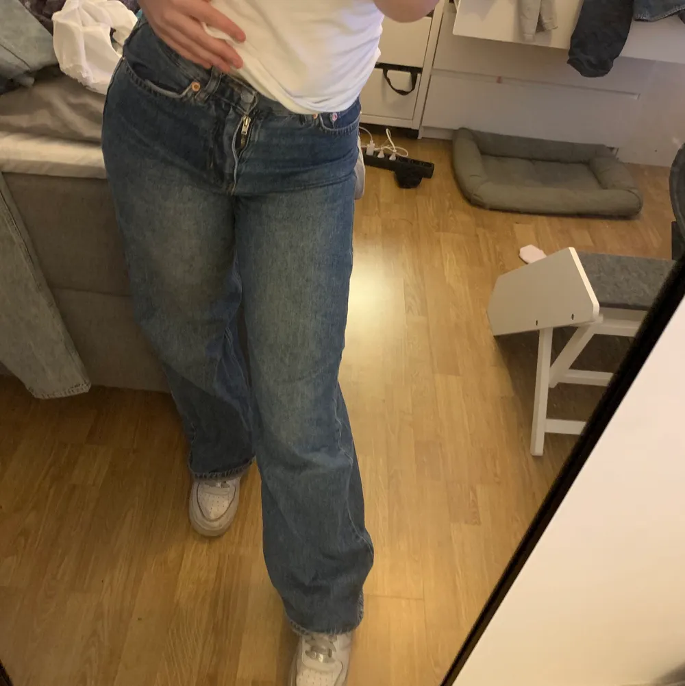 vida/raka midwaist jeans från Junkyard. säljer då de är försmå för mig. skriv för detaljer/mått, pris kan diskuteras 💋. Jeans & Byxor.