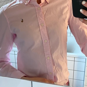 Ralph Lauren skjorta  - Jättefin nästintill oanvänd rosa Ralph Lauren skjorta. Strl 14 år. Nypris: 1150kr mitt pris: 300kr