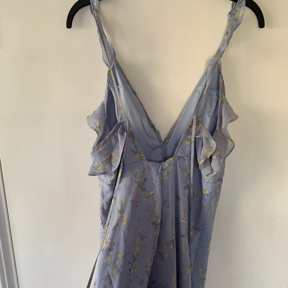 Klänning med låg rygg och knytning - 90