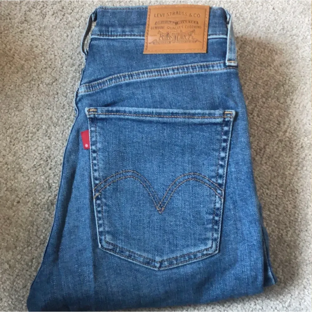 Levis jeans, endast provade, nytt pris 1000 mitt pris 230❤️. Jeans & Byxor.