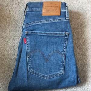 Levis jeans, endast provade, nytt pris 1000 mitt pris 230❤️
