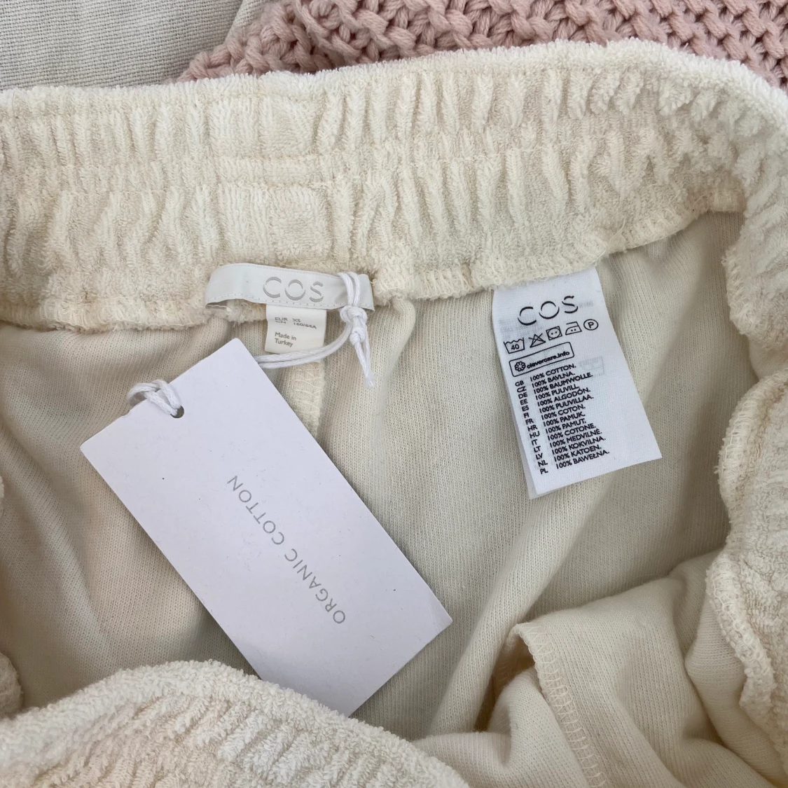 Frottéshorts från COS i strl XS - 91