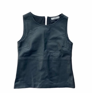 LINNE I SKINN HOPE  - En topp från HOPE i en matt svart nyans, med ett skinnliknande material.