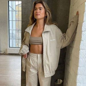 Djerf Avenue Jacka - Skitsnygg Djerf Avenue Jacka 🧥 säljer pga har en till i annna storlek. oanvänd! Originalpris: 1900kr, skriv ett rimligt pris så kan vi komma överens❤️ 