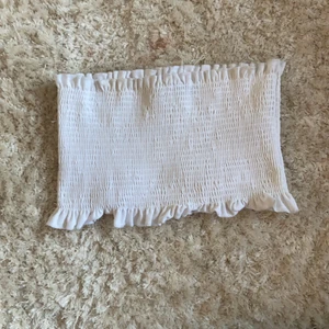Bandeau topp - VITA TOPPEN ÄR SÅLD! Säljer dessa skitsnygga bandeu toppar, säljer då jag nästan aldrig använt de, köpare står för frakt💕(säljer de styck så 70kr/st) 