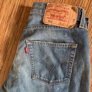 Skitsnygga vintage jeans från Levis !! W 30 L 32 😋 finns några relativt osynlig fläckar på framsida lår som inte går bort i tvätten, kom privat för bilder🥰