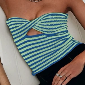 POPULÄR TRÖJA🐻 - Säljer nu denna populära tröja, storlek M men passar en S/XS bättre🐻👛💐super snygg, aldrig använd och jätte trendig just nu!! ‼️BUDGIVNING EFTERSOM MÅNGA ÄR INTRESSERADE!!!!!‼️