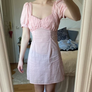 Klänning  - Rosa supersöt klänning från zara, endast använd ett fåtal gånger, säljer då den tyvärr inte kommer till användning längre