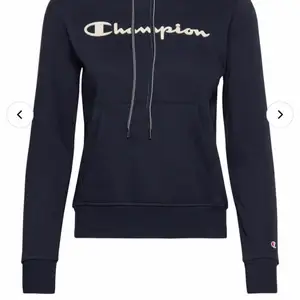 Super fin champion hoodie som ä mörkblå säljer den så jag inte använder den. Använd enstaka gånger därav väldigt fint skickade. Priset är inte hugget i sten 💓