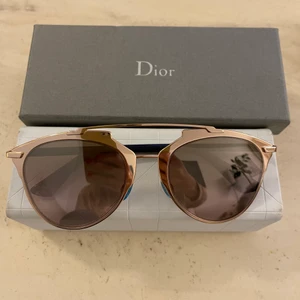 Dior reflected solglasögon - Säljer mina Dior Reflected solglasögon i guld. I väldigt gott skick. Pytteliten repa på ena glaset som knappt syns. Skickar gärna fler bilder :)  kan mötas upp i Stockholm eller skicka med postnord. Köpta för 3000kr. 