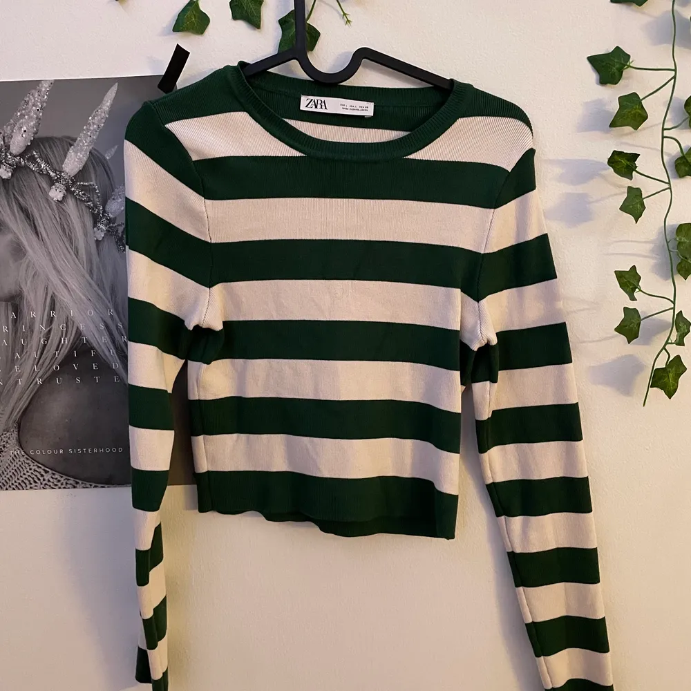  grön och vit randig tröja från zara i skönt material! Oanvänd även. Tröjor & Koftor.