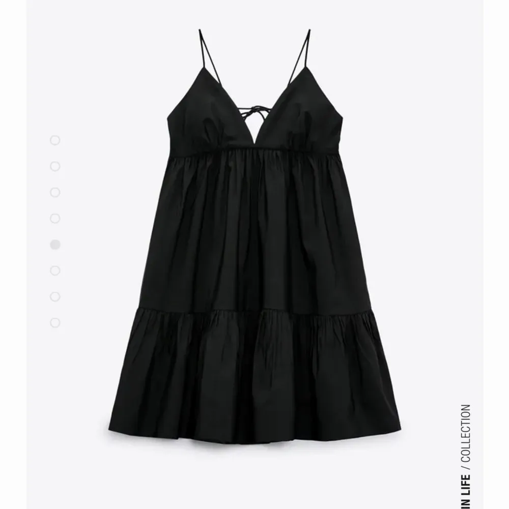 !!! Populär svart klänning från zara. Perfekt till sommaren😍 Storlek small!🙌  endast testa🤩💕 Budgivning öppnat❤️ MAN BUDAR PRISET EXKLUSIVE FRAKT!!!. Klänningar.
