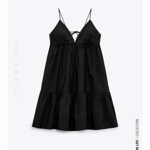 !!! Populär svart klänning från zara. Perfekt till sommaren😍 Storlek small!🙌  endast testa🤩💕 Budgivning öppnat❤️ MAN BUDAR PRISET EXKLUSIVE FRAKT!!!