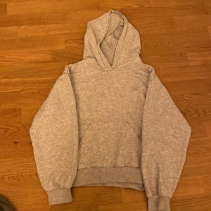 Hoodie från HM - Mysig hoodie från HM i storlek 146/152. Sparsamt använd. Färg: ljusgrå.