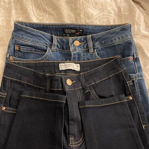 Skinny jeans - Två par helt vanliga skinny jeanns helt oanvända som är köpta i fel storlek , ett par mörk mörk blåa och ett par lite ljusare mörkblå
