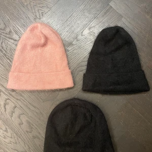 FWSS mössor / mössa  - 3 st mössor från fwss. Nyskick! 2 översta heter ammi ammi och är 499:- nypris. Säljer för 250:- styck. Nedersta heter badlands och kostar 399:- ny. Säljer för 200:-. 