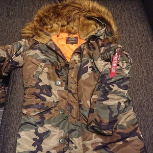 Alpha industries Strlk L - Alpha industries vinterjacka storlek L .knappt använd, har mest hängt i klädkammaren 