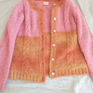 Cardigan för barn - Cardigan för barn från NoaNoa, strl 140. Good skick. Tar swish eller kontanter.