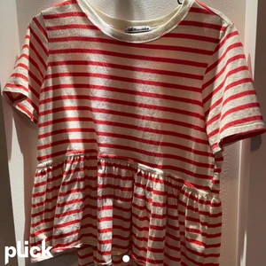 Randig volangtröja - Jätte fin volang tröja från zara, säljer pga att den ej kommer till användning och köparen står för frakt!💗 Pris kan diskuteras 