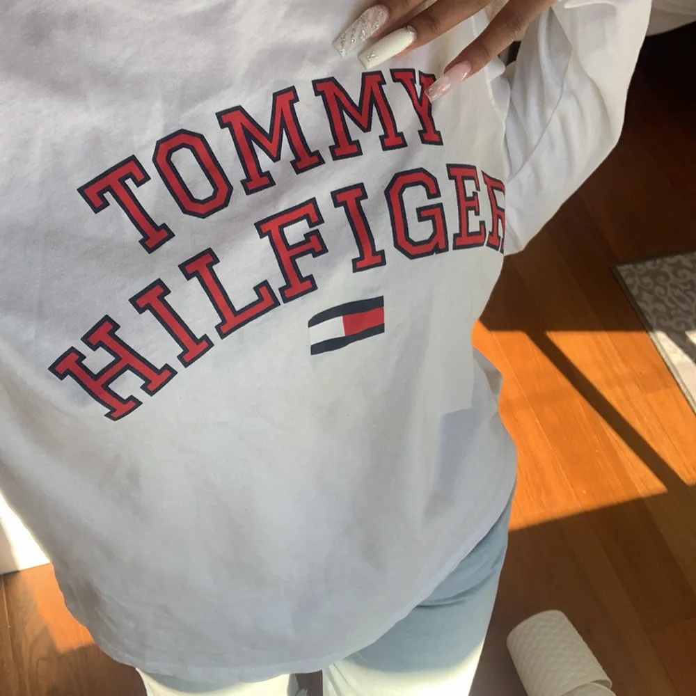 Vit långärmad Tommy hilfiger tröja med tryck på. Jätte fin och mjuk passar mycket bra för personer med strl XS/S och köpt från kids brand store för några år sen men inte använt mycket. Inte så tjockt material. Köpt för ca 250kr. Pris kan diskuteras💞. Tröjor & Koftor.