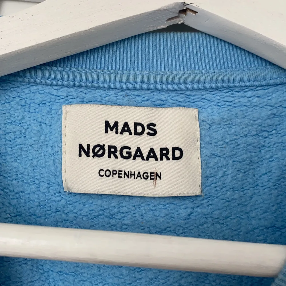 Blå Mats Norgaard tröja med silvrig text! Storlek xs      . Tröjor & Koftor.
