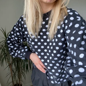 prickig sweatshirt - i tunt skönt material med prickar och ballongärm och något croppad. köpt från nelly. köparen står för frakten! <3