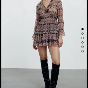 Zara klänning - Jätte fin klänning från zara, använd 1 gång och inga tecken på användning💗 Köparen står för frakt och pris kan diskuteras 