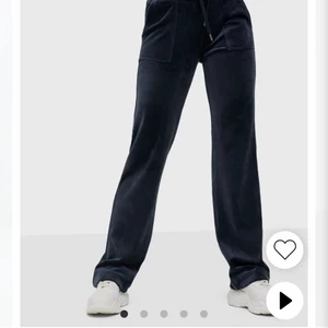 Juicy Couture Byxor - Kollar nu intresset på mina juicy couture byxor då de är alldeles för stora för mig. De är i färgen night sky, storlek Small. Enda defekten är att ena emblemet på snörena har lossnat i tvätten (finns kvar). Använda fåtal gånger, är som nya.