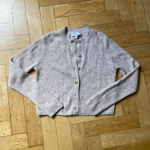 Super soft cropped cardigan, size XS but fits size S perfectly 