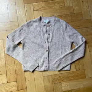 Super soft cropped cardigan, size XS but fits size S perfectly 