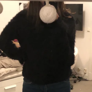 Svart fluffig stickad tröja na-kd - Svart fluffig stickad tröja. Använd några få gånger. I bra skick. Köpt för 400kr säljer för 190kr
