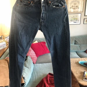 Mörkblåa Levis 501 - Skitsnygga Mörkblåa/navy Levis Jeans 501 i strlk: 28/32. Köpta second hand, lätt använda. Kom gärna med bud och frågor om behövs.