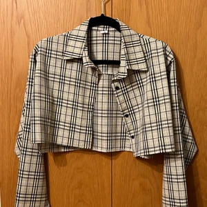 Skjorta - Croppad skjorta perfekt nu när de blivit vamare! Nyskick❤️