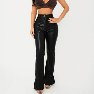 Skinnbyxor svarta bootcut  - Svarta skinnbyxor från SHEIN, tyvärr förstora för mig, därav kan jag inte använda dem! Aldrig använda, men sjukt snygga. Fodrade och väldigt sköna. De har slits och är i bootcut! Köpta för 209kr. Säljer för 130 pga. Aldrig använda.