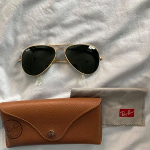 Ray-Ban solglasögon  - Ray-Ban solglasögon i modellen ”aviator”😊 grönsvart glas, bra skick och inga repor på glaset! 