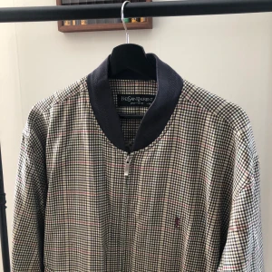 YSL vintage jacka - ok skick. storlek: 105. längd: 73cm, bröst: 124cm, axel: 54cm