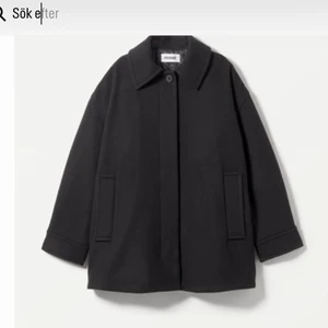 WEEKDAY kappa - Super snygg kort kappa som inte kommit till användning☺️ köpt för 1000 kr och pris kan diskuteras