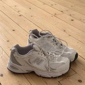 New balance 530 - New balance 530, vit, strl 40. Säljer för att de tyvärr är för små för mig så skulle snarare säga att det är en strl 39. Bra skick då de endast är använda 1 gång. 
