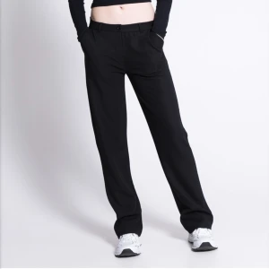 Kostymbyxor - Säljer dessa super snygga kostymbyxor från lager 157! Tyvärr är dom lite för stora på mig så det är därför jag säljer dom! Dom är mid waist och är super bekväma! Byxorna är i storleken S men skulle säga att den är som M