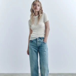 Ribbad T-shirt Zara - Jättesöt tight vit t-shirt ifrån Zara!!! Helt oanvänd och har lappen kvar🤩🤩