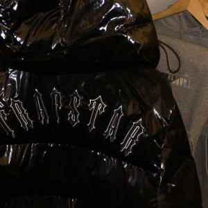 TRAPSTAR SHINY IRONGATE JACKA - Använd fåtal gånger då jackan va lite för stor för mitt tycke ⭐️⭐️ TAGS SITTER KVAR OCH KVITTO FINNS SJÄLVKLART ⭐️⭐️ 