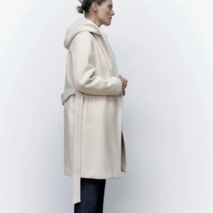 Beige kappa  - Använd få tal gånger, säljs pågrund av att den tyvärr inte kommer till användning 