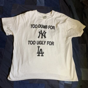 Too dumb for new york, too ugly for LA - T-shirt från svenska märket conniecostas, Använd Max 3 gånger, storlek L i allt förutom längden då jag klippte den för kort i min smak. Sitter nu mer som M i längden, sista bilden visar längd från Axel till botten.  Dm vid frågor