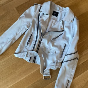 Skinnjacka  - Grå skinnjacka i storlek xs.  Aldrig använd. 