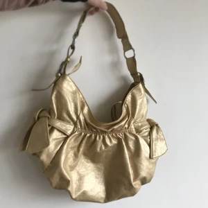 Y2k väska - Såå nice guldväska med fina detaljer💛Bra skick!💕 Endast frakt ✨Använd gärna köp nu-funktionen 🌟