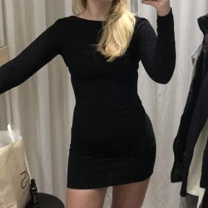 Superfin svart långärmad glitterklänning perfekt till fest och firande! 🤩🥂                                                                     Säljer på grund av fel storlek för mig (lånad bild) 