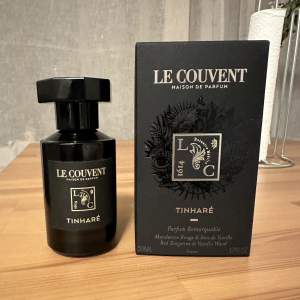 Säljer parfymen Tinhare från Le Couvent Maison de Parfum i 50 ml. Den är väldigt lik Baccarat rouge 540 i doften. Ca 10% använt. Kartongen medföljer. Nypris: 925 kr. Pris kan diskuteras.