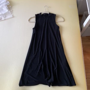 Lång svart klänning - Nik and Nash svart klänning i storlek xs. Aldrig använd