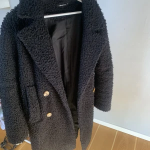 Kappa - Svart kappa från Gina Tricpt, köptes för ett år sedan, sällan använd. Hel och fin kappa!